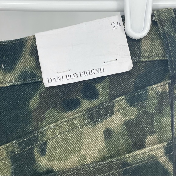 WeWoreWhat NWT Dani Boyfriend in Olive Camo Printed Rigid Denim Size 24 - Picture 8 of 9